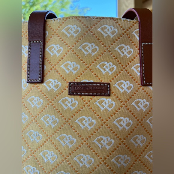 Dooney & Bourke North South signature print yellow canvas shoulder bag - Picture 2 of 12